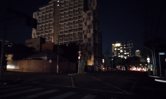 689 mil imóveis seguem sem luz após passagem de ciclone em sp