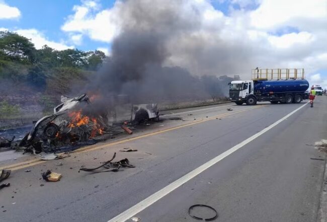 Acidente entre dois carros na br-101 mata 11 pessoas no sul da bahia