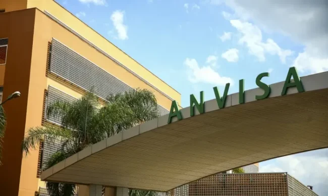 Anvisa proíbe comercialização de perfume e maquiagem capilar