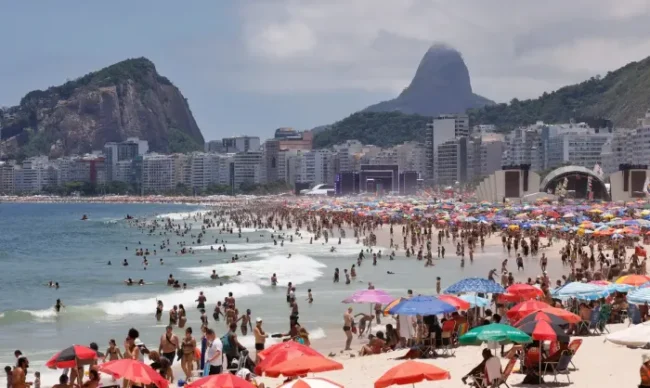 Bebidas destiladas são encontradas enterradas na praia de copacabana