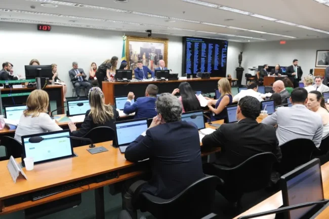 Câmara aprova projeto que restringe decisões monocráticas no stf