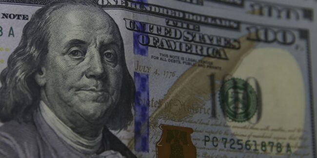 Dólar cai a r$ 5,06, e bolsa bate recorde com alívio no oriente médio