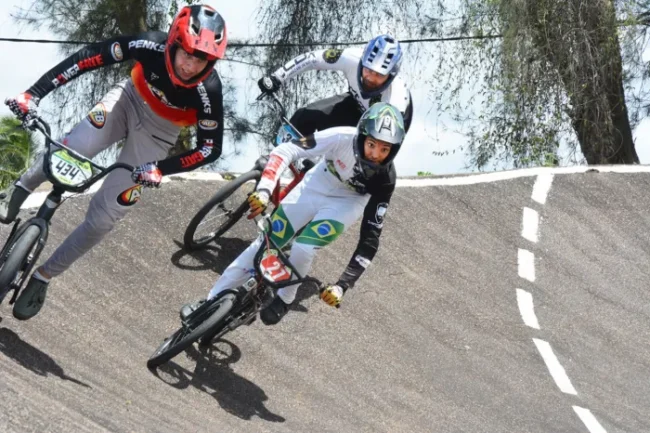 Mais de 50 atletas participam de gp de bicicross em feira
