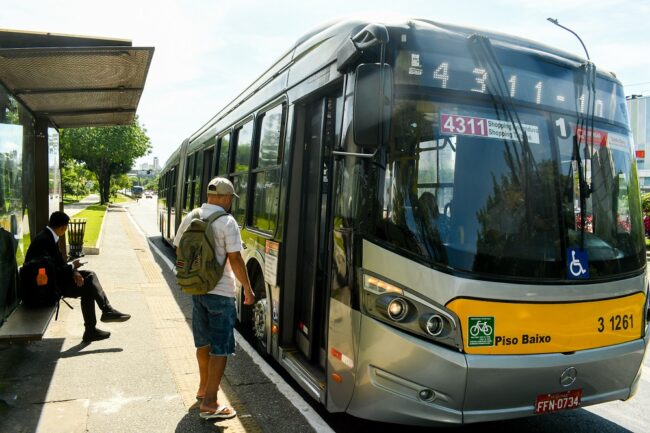 Motoristas e cobradores entram em greve e recolhem ônibus em sp