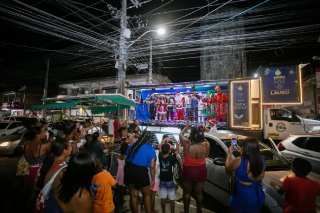 Natal mágico itinerante leva encanto e alegria aos bairros de lauro de freitas, com presença especial da prefeita débora regis