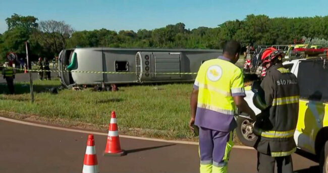 Ônibus capota e deixa dois mortos e 29 feridos em jaboticabal, interior de sp