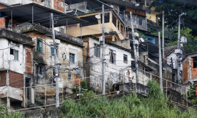 Quase 20% da população de favelas vivem em vias sem acesso para carros, diz ibge 