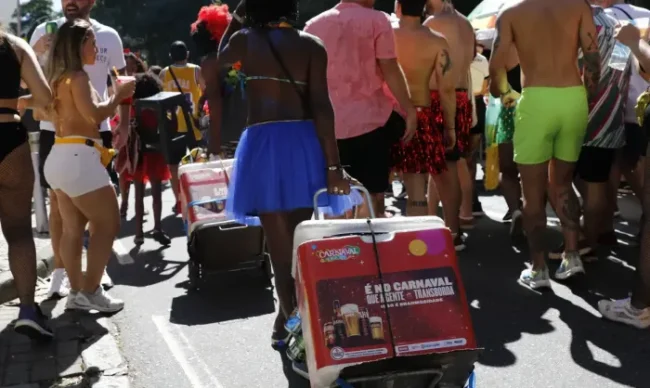 Rio inicia credenciamento de ambulantes para o carnaval de rua 2026