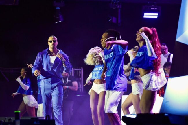 Segunda atração da noite no festival virada salvador, léo santana relembra hits da carreira em show nostálgico – secretaria de comunicação
