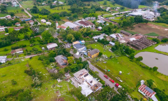 Tornado com ventos acima de 100 km/h destrói casas e escola no rs