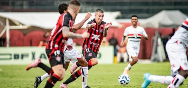 Vitória vence o são paulo, garante permanência na série a e transforma o barradão em palco de redenção