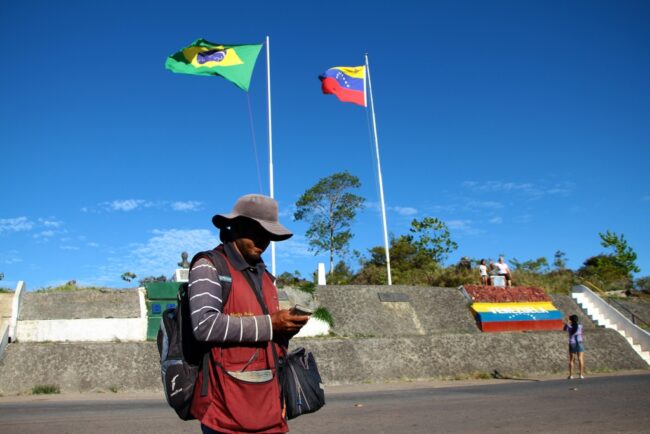 Brasileiros retidos na fronteira com a venezuela conseguem voltar ao país