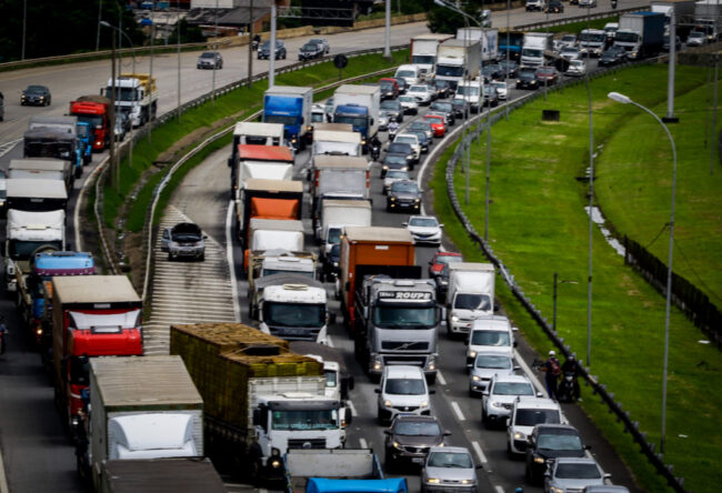 Buraco na marginal tietê provoca congestionamento de 50 km em sp