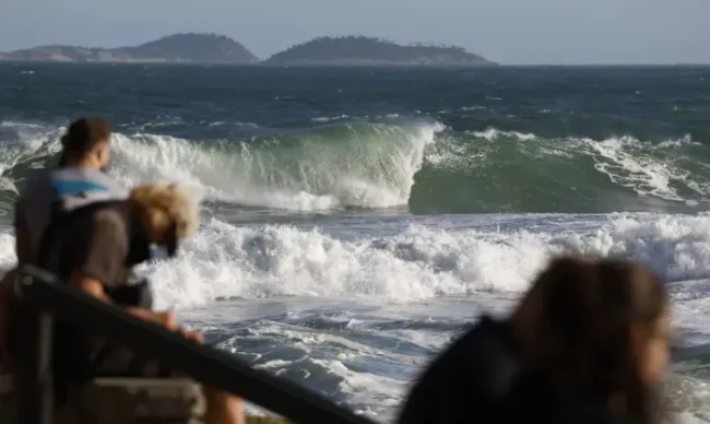 Defesa civil confirma manutenção do alerta de ressaca em praias do rio