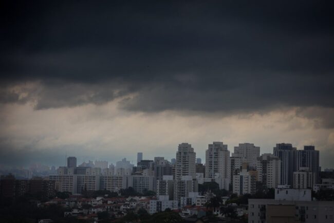 Chuvas provocam duas mortes em sp neste sábado