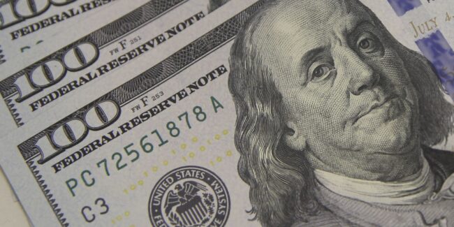 Dólar cai ao menor nível em quase dois meses, com alívio externo