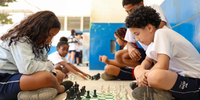 Mec fará pesquisa sobre impacto da restrição de celular nas escolas