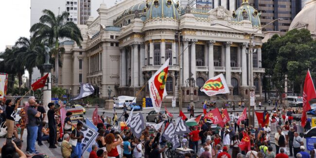 Manifestação no rio lembra 8 de janeiro e rejeita anistia a golpistas