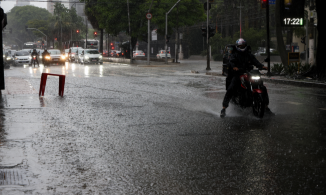 São paulo entra em estado de atenção para chuva; 80 mil estão sem luz