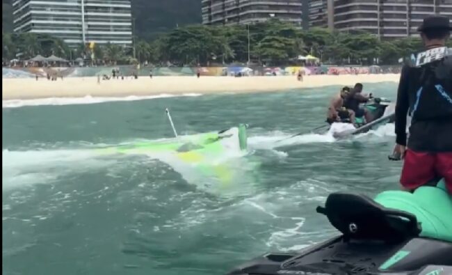 Acidente com asa-delta no rio deixa dois mortos