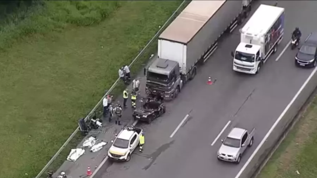 Acidente no rodoanel entre carro e carreta deixa três mortos e um ferido em estado grave