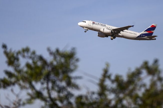 Avião que ia de guarulhos para portugal abortou decolagem após motor superaquecer