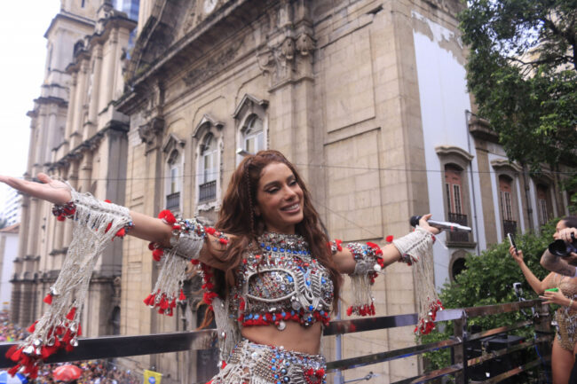 Bloco da anitta reúne multidão e famosos no centro do rj