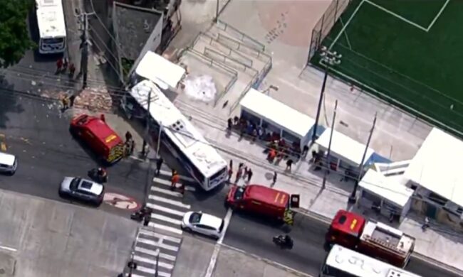 Colisão entre ônibus e brt deixa 21 feridos no rio de janeiro