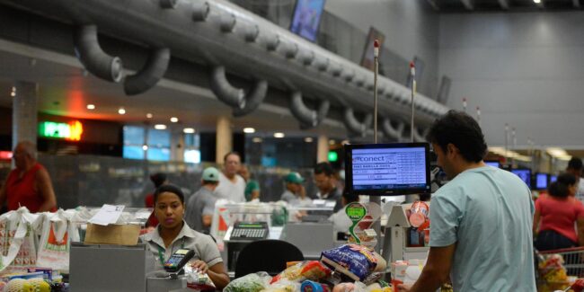 Governo adia por 90 dias regra sobre trabalho no comércio em feriados
