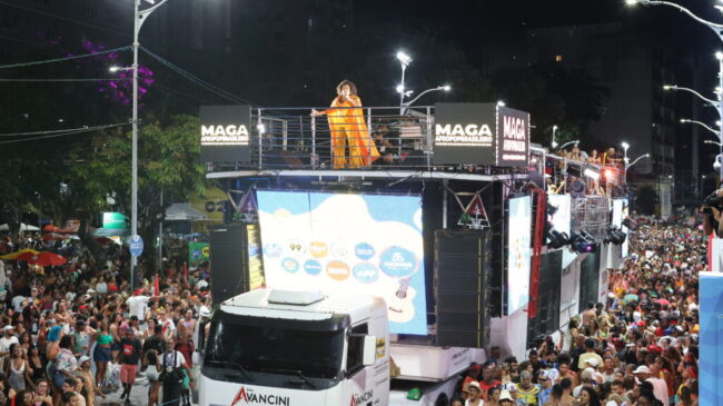 Margareth menezes na passarela do circuito osmar