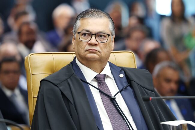 Blogueiro acusado de perseguir dino fica em silêncio durante depoimento à pf
