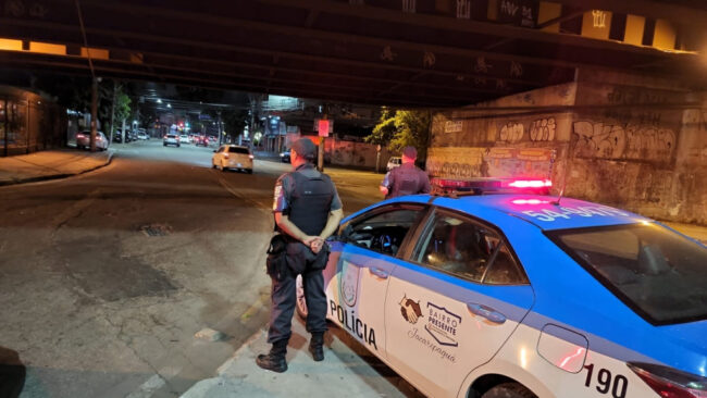 Bomba deixada em ponto de ônibus explode e deixa 8 feridos no rio