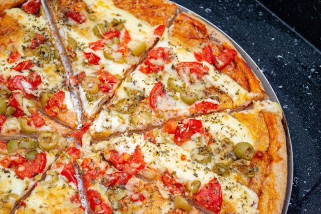Laudo aponta grande quantidade de bactérias em alimentos de pizzaria após surto na pb