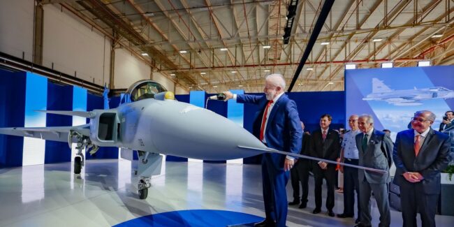 Lula batiza primeiro caça gripen produzido no brasil