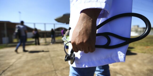 Mec pune mais de 50 cursos de medicina por desempenho insuficiente