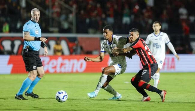 Anderson daronco apita vitória x são paulo pela 11ª rodada da série a