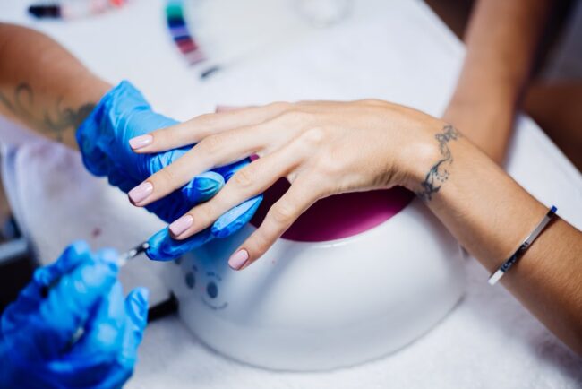 Anvisa proíbe produtos de unha em gel por risco à saúde
