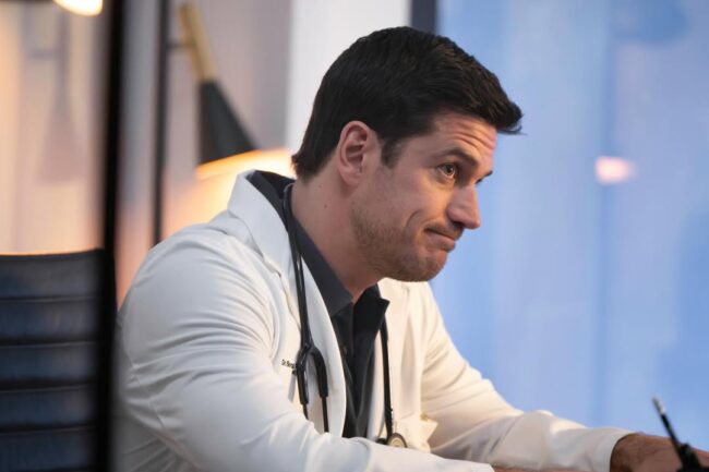 Ator marco pigossi estreia em série internacional da nbc