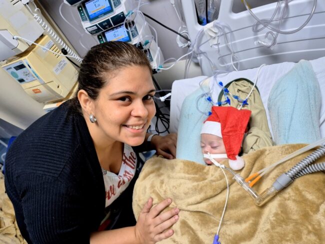 Bebês ganham figurino natalino no materno-infantil de ilhéus