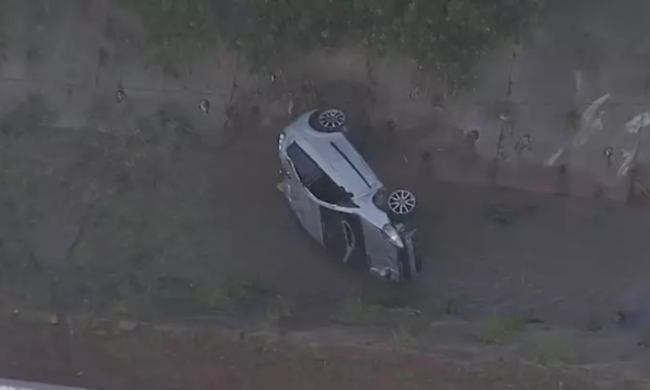 Carro capota e cai em córrego na zona leste de sp