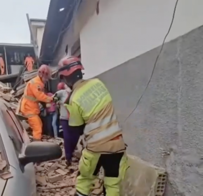 Casa com 15 moradores desaba em mg e todos sobrevivem; veja vídeo