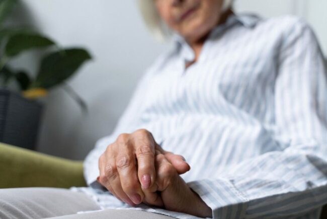 Doença de parkinson vai além do tremor e exige atenção