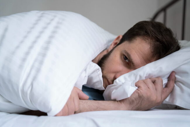Dormir mal pode afetar coração, humor e produtividade.