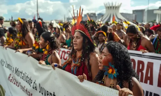 Em marcha, indígenas revelam orgulho de erguer faixas e bandeiras