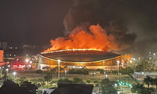 Incêndio atinge telhado do velódromo no parque olímpico
