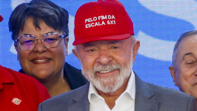 Lula usa boné pedindo fim da 6 x 1 em reunião com centrais sindicais