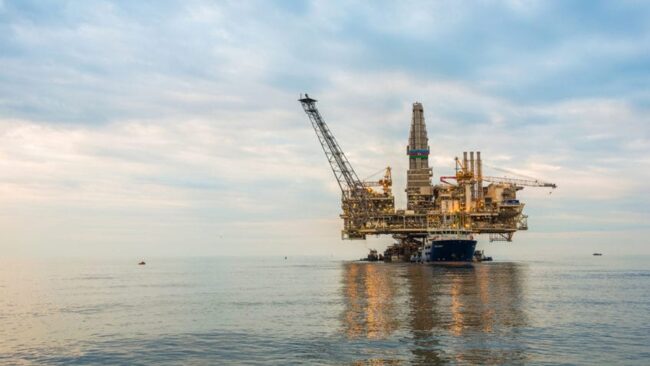 Petróleo sobe quase 8% após decisão dos eua de bloquear ormuz