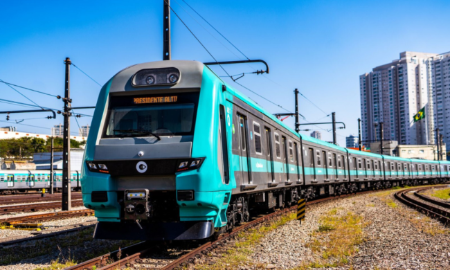 Trem da linha 9 sofre ‘desalinhamento’, e passageiros caminham nos trilhos em sp; veja
