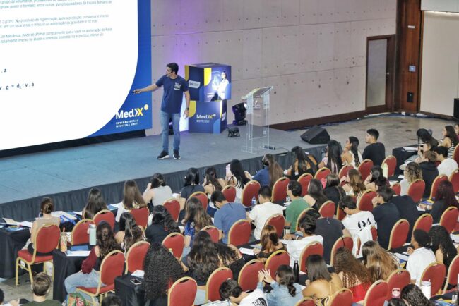 Revisão gratuita de conteúdos lota auditório em salvador.