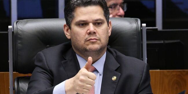 Alcolumbre destrava pec do fim da 6×1 após conversas com lula